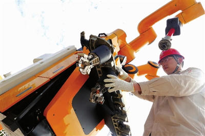 机器人在万伏高压旁精准作业(图1)